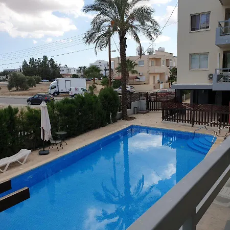 Lina's & Pool - Breakbooking Cy Laxia