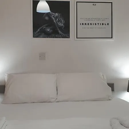 Lina's & Pool - Breakbooking Cy