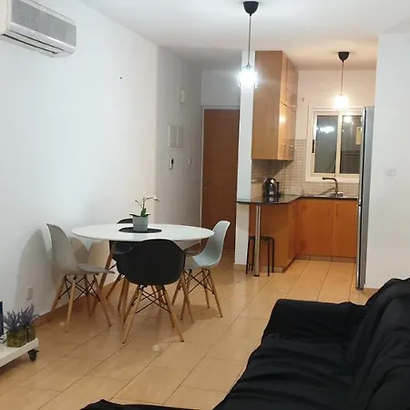 Lina's & Pool - Breakbooking Cy Apartment *