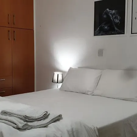 Lina's & Pool - Breakbooking Cy Laxia