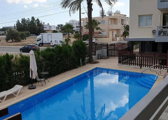 Lina's & Pool - Breakbooking Cy Laxia