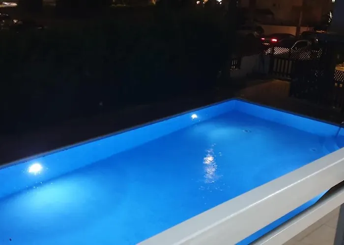 Lina's & Pool - Breakbooking Cy アパート