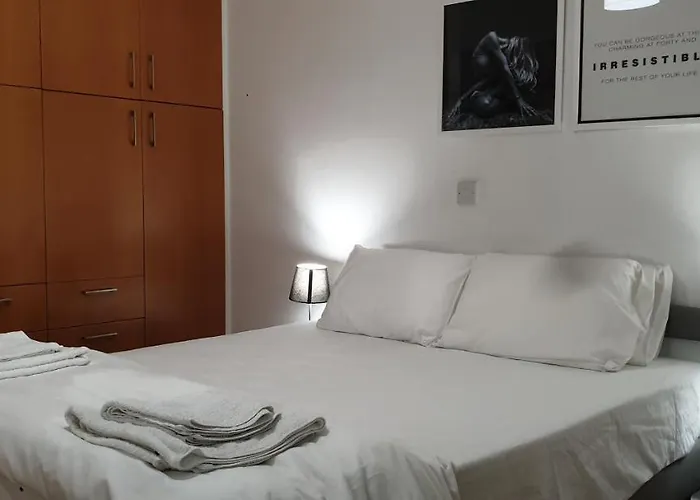 Lina's & Pool - Breakbooking Cy Laxia