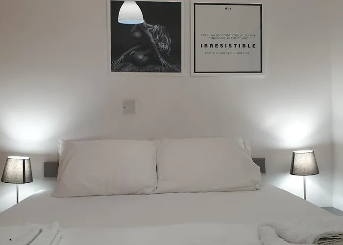 Lina's & Pool - Breakbooking Cy