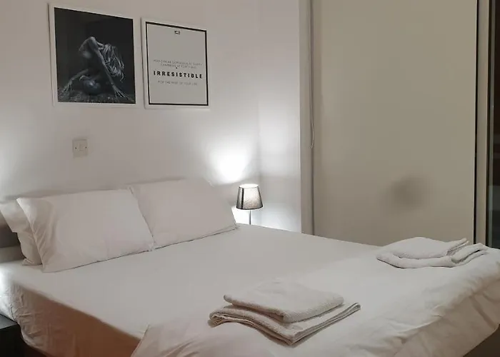 Lina's & Pool - Breakbooking Cy Apartmán *